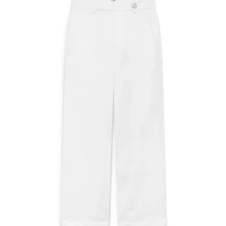 Białe spodnie chino z monogramem