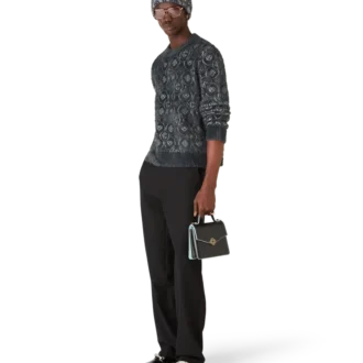Puszysty sweter z monogramem